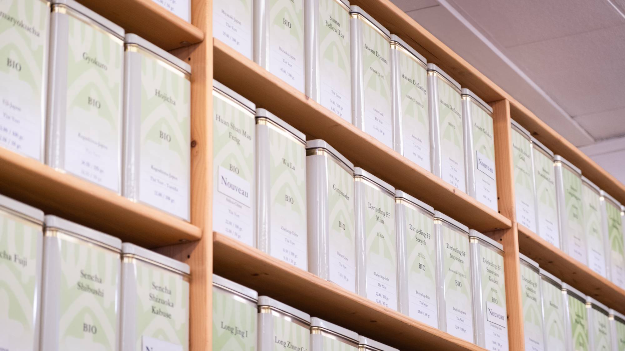 Un assortiment de boîtes de thés.