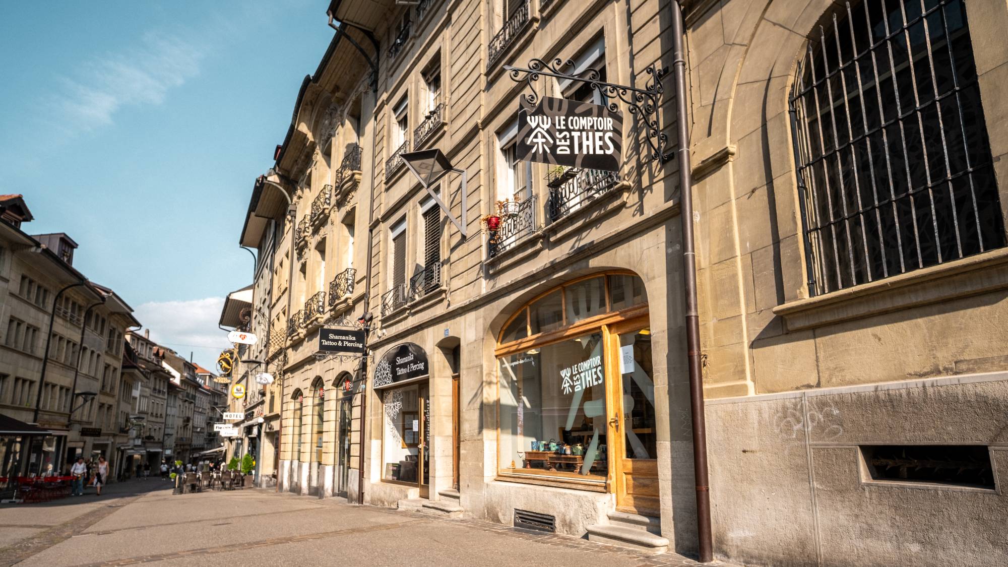 La vitrine de la boutique du Comptoir des thés à Fribourg à la rue de Lausanne.