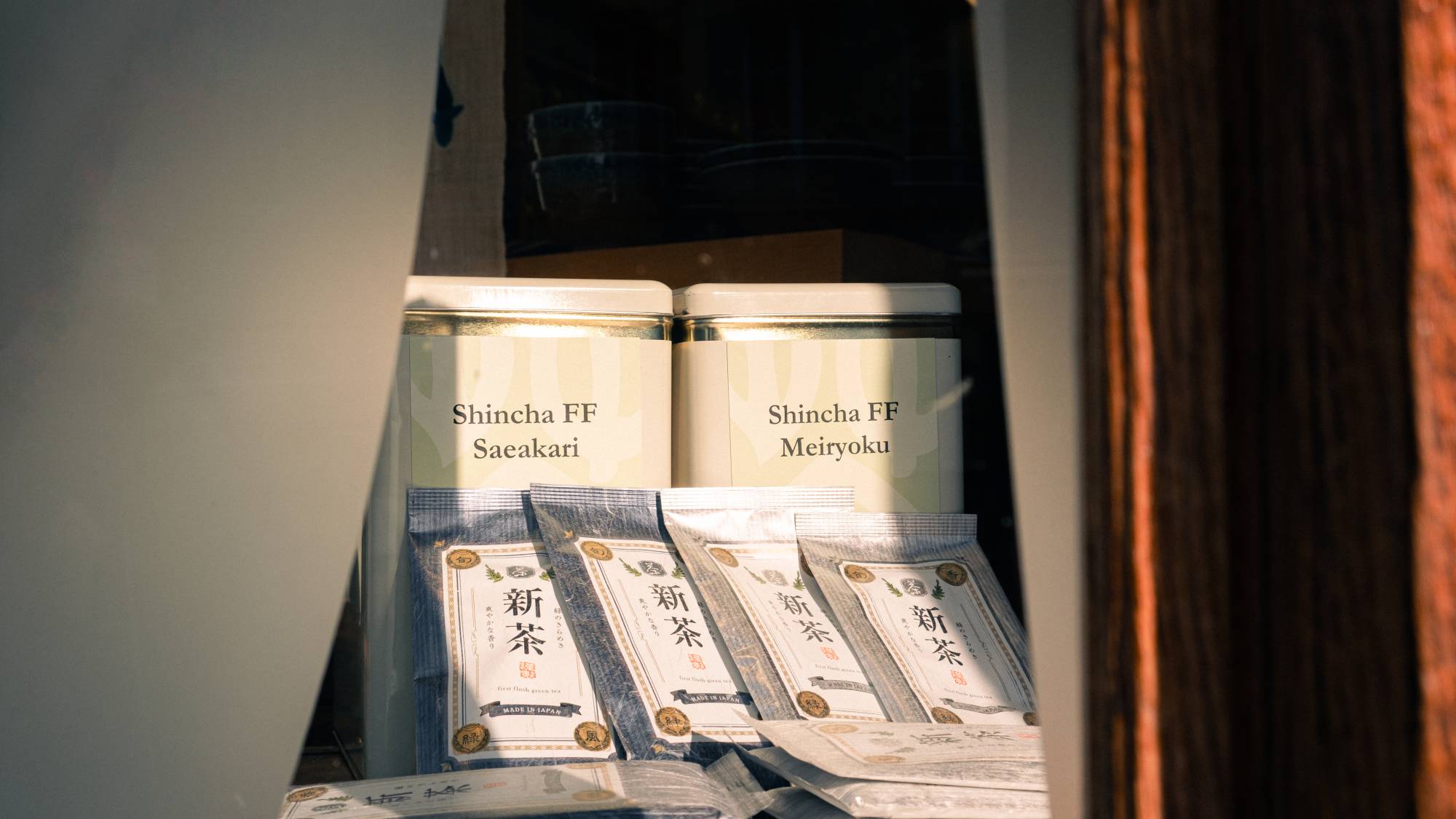 Une sélection de différents thés mis en scène dans la vitrine.