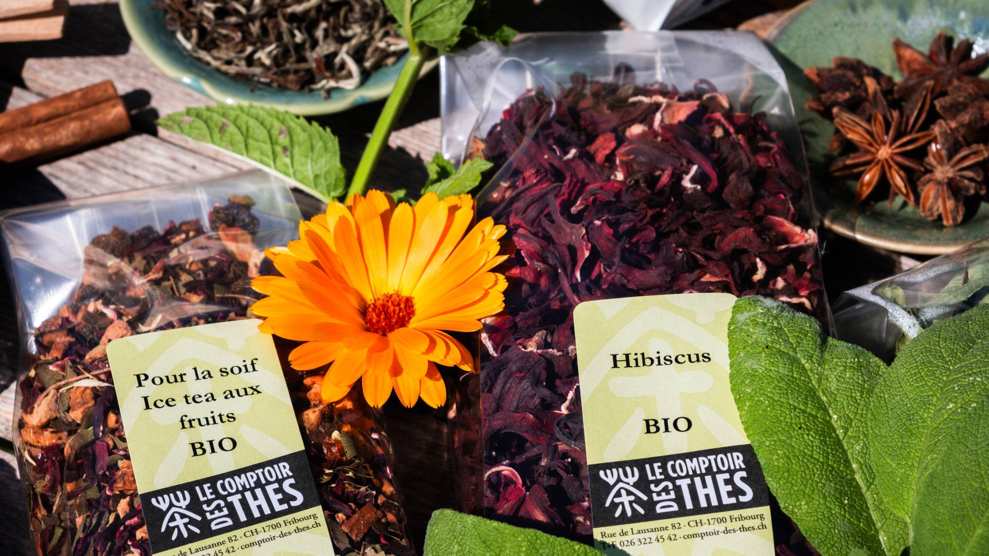 Photographie de thés et d'éléments bio.