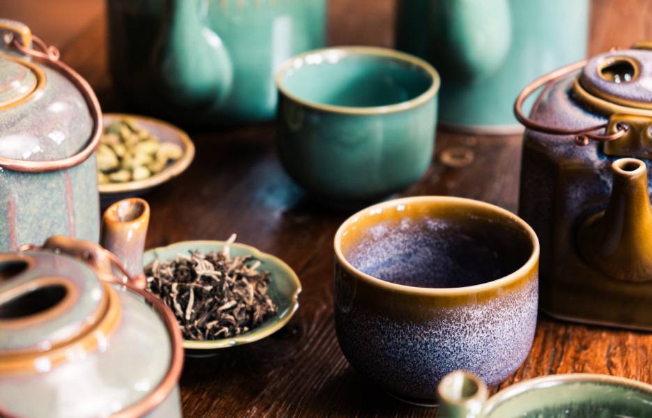 Des théières zaozam mises en place sur une table en bois.