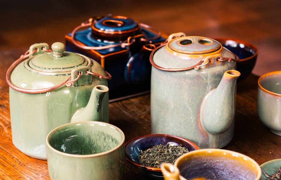 Des théières zaozam mises en place sur une table en bois.