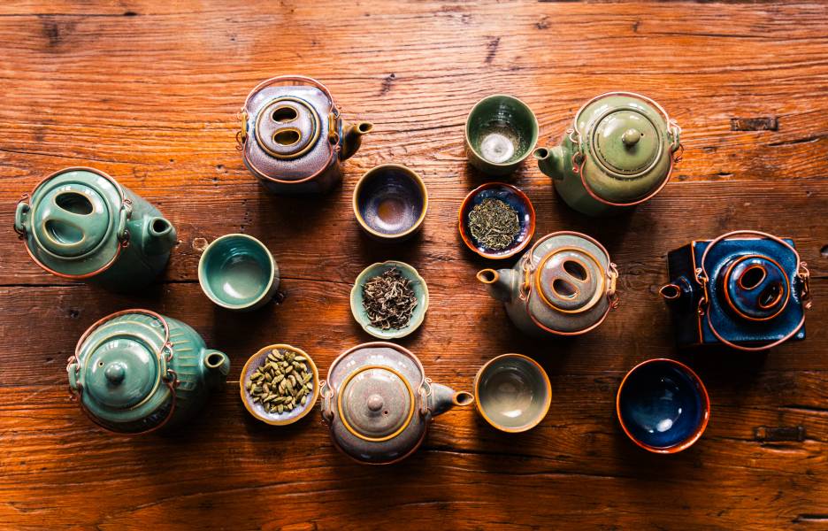 Des théières zaozam mises en place sur une table en bois.