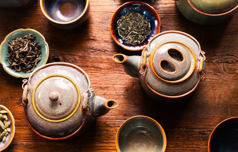 Des théières zaozam mises en place sur une table en bois.