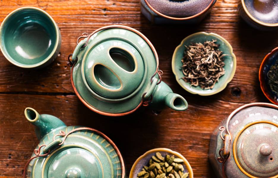 Des théières zaozam mises en place sur une table en bois.