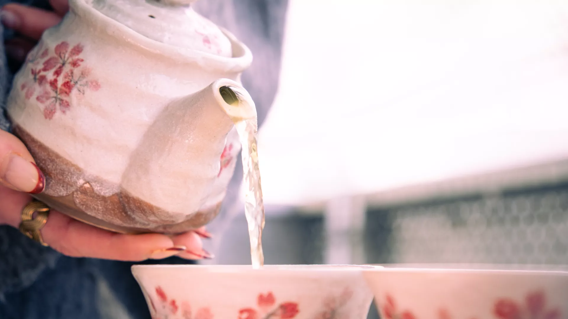 Une femme qui verse du thé.