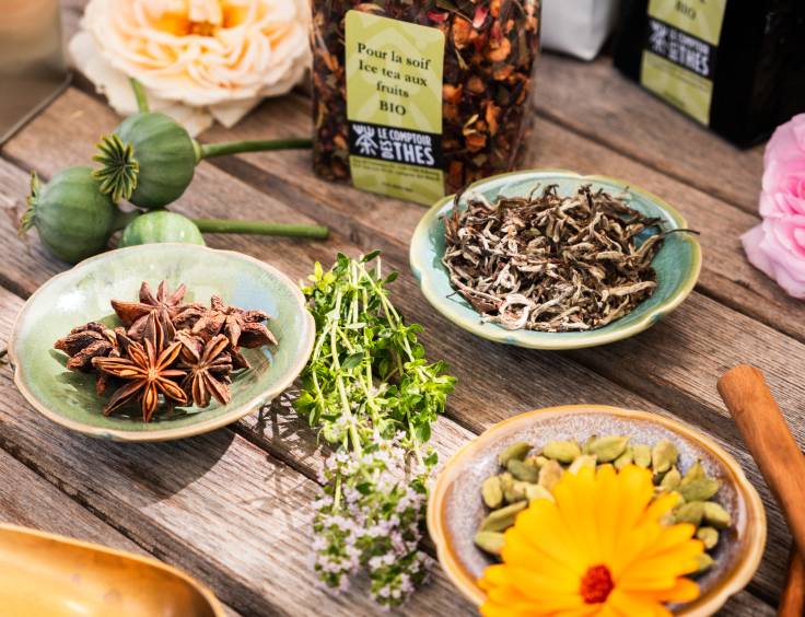 Un assortiment de thés, d'ingrédients.