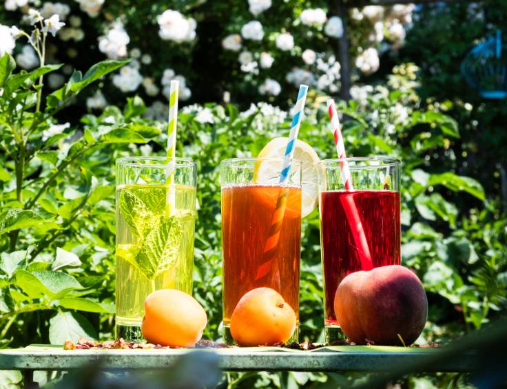 Trois thés froids dans un décor naturel.